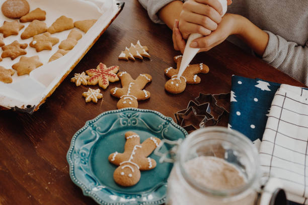 christmas cookies decoration - decorated gingerbread cookies stock pictures, royalty-free photos & images