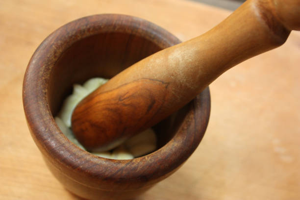 garlic in mortar pestle and mortar - garlic aioli stock pictures, royalty-free photos & images