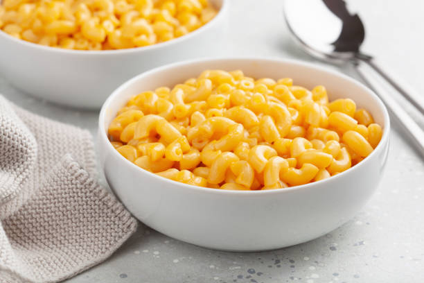 american creamy macaroni and cheese pasta - mac n cheese stock pictures, royalty-free photos & images