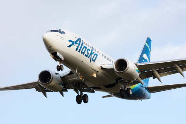 alaska airlines 737 - alaska airlines stock pictures, royalty-free photos & images