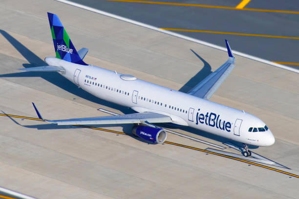 jetblue airways airbus a321-231 n978jb - jetblue stock pictures, royalty-free photos & images