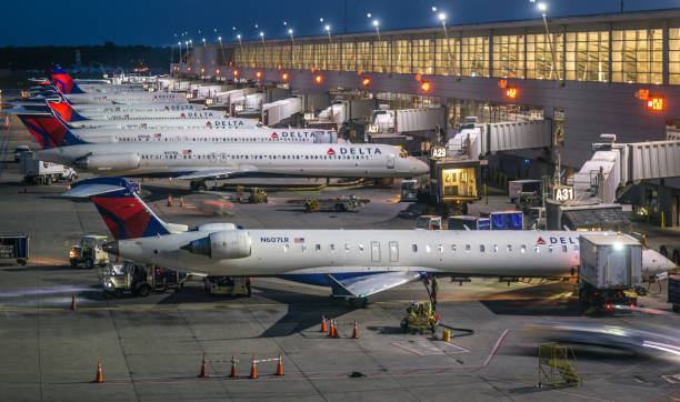 delta air lines at dtw airport - delta airlines stock pictures, royalty-free photos & images