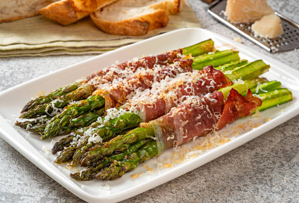 prosciutto wrapped asparagus - prosciutto wrapped asparagus stock pictures, royalty-free photos & images