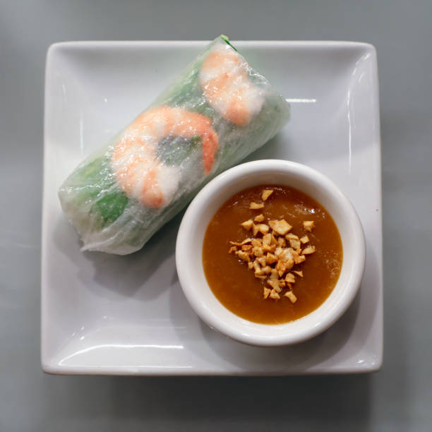 vietnamese gỏi cuốn: shrimp summer roll with peanut sauce - summer rolls and peanut sauce stock pictures, royalty-free photos & images