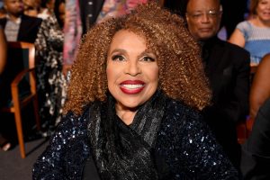Roberta Flack, Grammy-winning singer with an intimate style, dies at 88